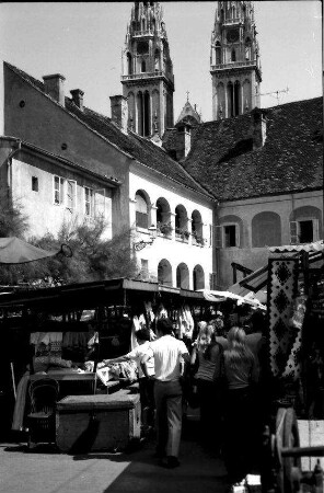 Zagreb: Markt mit Türmen des Domes