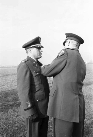Verabschiedung von Oberstleutnant Delbert Cox, Standortältester der im US-Befehlsbereich Karlsruhe stationierten amerikanischen Truppen.