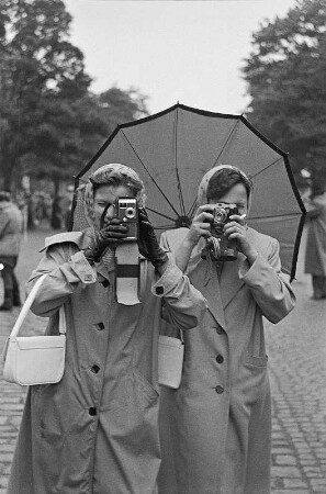 Damen mit Regenschirm, fotografierend