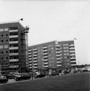 Reeshoop-Gelände: Hermann-Löns-Straße: Richtfest: zwei achtgeschossige Hochhäuser der Gemeinnützigen Wohnungsbaugenossenschaft "Südstormarn"