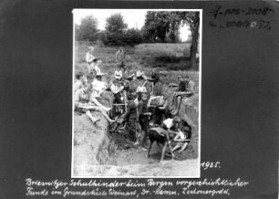 Dresden-Kemnitz. Briesnitzer Schulkinder mit ihrem Lehrer J. F. W. Liebert beim Bergen vorgeschichtlicher Funde im Grundstück Weinart