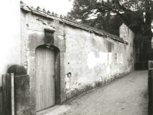 Dresden-Cossebaude, Brauergasse 1. Zweiseithof (1801/1850). Dachziegelgedeckte Hofmauer mit Pforte und Torbogen. Straßenansicht