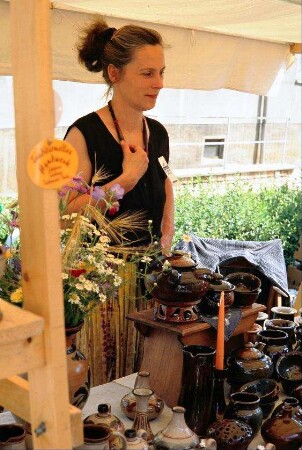 Bürgeler Töpfermarkt: Frau hinter Verkaufsstand