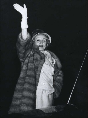 Flughafen Tegel. Ankunft Berlin [Marlene Dietrich]