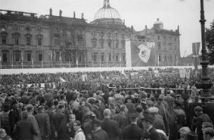 Internationale Friedenskundgebung der Fédération Internationale des Anciens Prisonniers Politiques (FIAPP) und der Vereinigung der Verfolgten des Naziregimes (VVN) : Blick auf Teilnehmer der Kundgebung