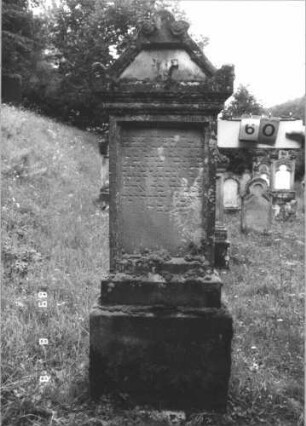 Grabstein 60 (Index: 99799527) Material: Sandstein Zustand: stark verwittert Maße HxBxT: 178x78x19 cm Beschreibung: Stele, Abdeckplatte, Giebelaufsatz, Seitenakrotere, Schriftfeld eingetieft, getreppter Sockel: Grabstein 60