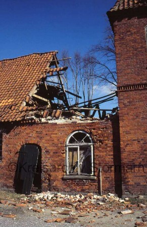 Gut Tangstedt: Torhaus: Hofseite: Teil des Nordflügels, Dach eingestürzt