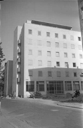 Baufertigstellung des neuen Gemeindehauses der Evangelischen Studentengemeinde, des Dietrich-Bonhoeffer-Hauses in der Gartenstraße.