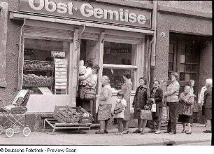 Warteschlange vor der Verkaufsstelle des VEB Großhandels Obst, Gemüse und Speisekartoffeln Dresden