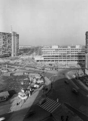 Panorama, Bild 4 von 5. Blick über den Breitscheidplatz mit Ruine der Kaiser-Wilhelm-Gedächtniskirche, Wiederaufbaugebiet "Rund um den Zoo", (City-West). Berlin-Charlottenburg, Breitscheidplatz