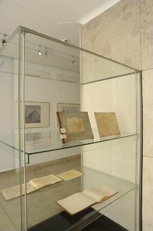 Ausstellungsvitrine mit Musikalien