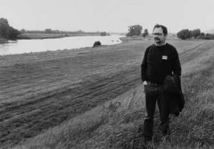 Der Lyriker und Schriftsteller Heinz Czechowski an der Elbe
