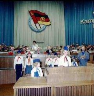 Junge Pioniere und andere Mitglieder von Kinder- und Jugendgruppen beim 12. Kongress der DSF in Berlin (Ost)