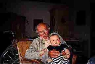 Heinz Schmeissner mit Urenkelin Sophie Sch.