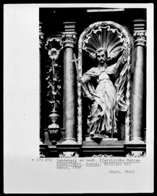 Figur eines Heiligen mit Kreuz am Kanzelkorb