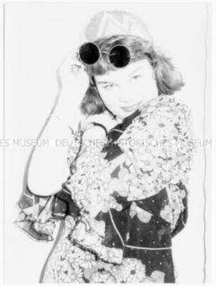 Mädchen mit Käppi und Sonnenbrille (Altersgruppe bis 14)