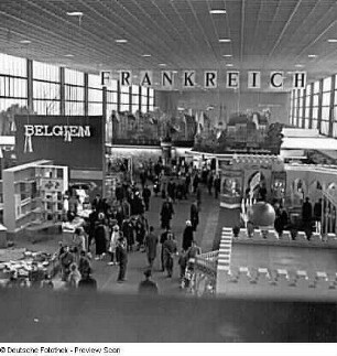 Ausstellungspavillon mit Produkten aus Belgien und Frankreich