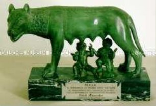 Kapitolinische Wölfin mit Romulus und Remus im Schaukasten (Abguss)