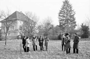 Rheinhausen: Pfarrhaus, Gartenseite, mit Teilnehmern