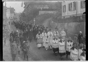 Primizfeier Ruf-Eisele in Sigmaringendorf 1936; Prozession in der Hauptstraße; im Mittelpunkt Geistlichkeit mit Neupriester und Primizbräutchen; davor Ministranten