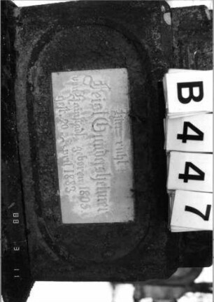 Grabstein 447 (Index: 99901463) Material: Sandstein und Marmorplatten Maße HxBxT: 189x58x23 cm: Grabstein 447B