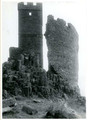 Tschechien, Böhmisches Mittelgebirge, Ruine der Hazmburk (deutsch: Hasenburg) mit Basaltsäulen im Vordergrund