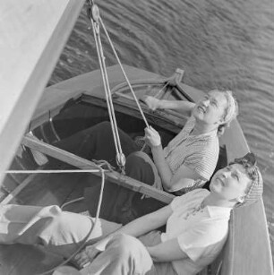 Elisabeth Gremmler (rechts) und eine Freundin auf einem Segelboot