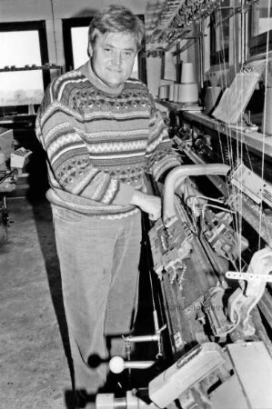 Linau: Strickwarenfabrik: Holger Suwaj überprüft eine Strickmaschine