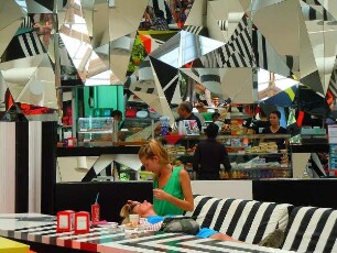 Venedig - Besucher der Biennale : Besucher in einem poppigen Cafè in der Biennale von Venedig. Aufgenommen am 6. August 2011