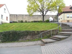 St Michael-Ansicht von Süden mit Kirchhofmauer über Ortsseite