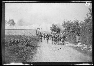 Chaulnes (Dep. Somme, Frankreich): Vormarsch auf einer Straße ("von der 1. Infanterie-Division genommen")