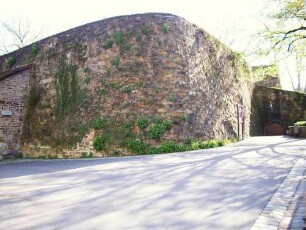 Stadtbefestigung - Ansicht im Nordosten mit Stadtmauer (Werksteine im Mauersteinverband)