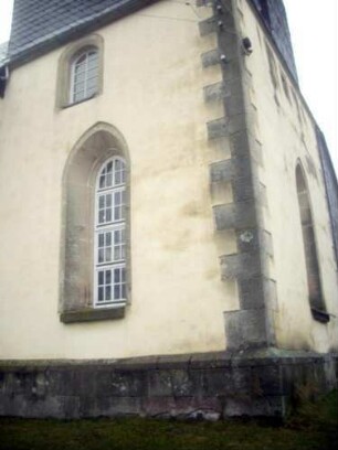 Evangelische Kirche - Kirchturm von Ostnordost über Kirchhof (gotische Gründung auf romanischem Vorgänger als Chorturm mit Turmchor)