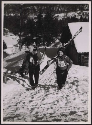 Hitlerjungen mit Skiern in Garmisch-Partenkirchen