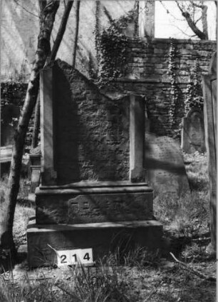 Grabstein 214 (Index: 99629715) Material: Sandstein Zustand: stark verwitt/Textverl/oberer Teil fehlt Maße HxBxT: 130x68x12 cm Beschreibung: Stele, getreppter Sockel, Pilaster: Grabstein 214