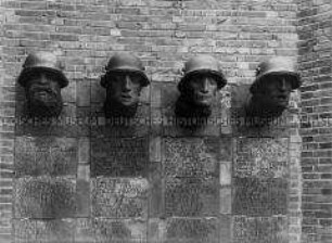 Köpfe sterbender Krieger im "offenen Gedächtnisraum", Vierer-Gruppe an der rechten Wand - Kriegerdenkmal in Bad Freienwalde/Oder