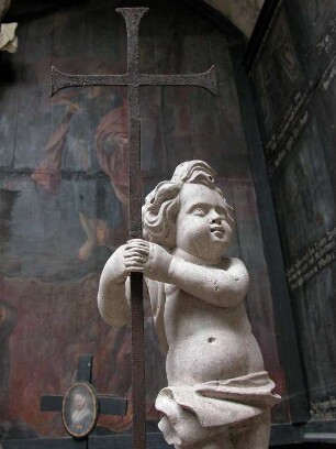 Salzburg - Petersfriedhof : Putto mit Kreuz, aufgenommen in Salzburg 2004