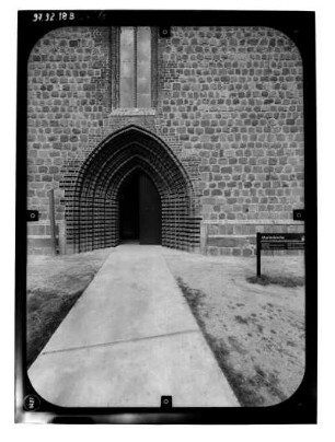 Neubrandenburg. Stadtkirche St. Marien (Wiederaufbau 1975-2001). Portal