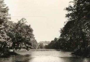 Zabeltitz, Schloss, Blick über den Flaschen- und Spiegelteich durch den Park zum Palais
