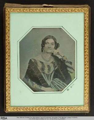 Portrait einer unbekannten Frau mit Perlenkette