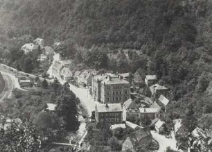 Tharandt. Pienner Straße mit Forstakademie (Nr. 8). Blick nach Westen