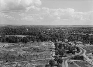 Dresden. Blick vom Rathausturm nach Südosten über beräumte Flächen und die Bürgerwiese, im Hintergrund das Erzgebirge, rechts der Wilisch
