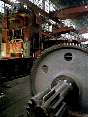VEB Pressen- und Scherenbau Henry Pels. Produktionshalle, im Vordergrund Getriebewelle mit zwei Zahnrädern : Erfurt. VEB Pressen- und Scherenbau Henry Pels. Produktionshalle, im Vordergrund Getriebewelle mit zwei Zahnrädern