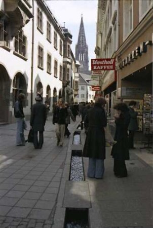 Freiburg: Rathausgasse mit Bächle und Münsterturm