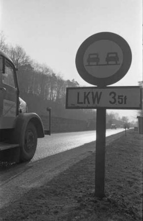 LKW-Verkehr auf der Autobahn Karlsruhe-Pforzheim.