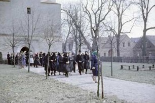 Kirchgängerinnen in Schleifer Tracht in Schleife. : Kemšerki w Slepjanskej drasće w Slepom.