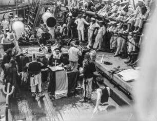 Äquatortaufe : Äquatortaufe an Deck eines Schiffes