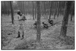 Jugendliche im Wald (Altersgruppe 18-21)