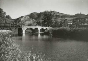 Kahla-Lobschütz : Kahla-Lobschütz. Straßenbrücke über die Saale. Blick vom linken Ufer gegen Dohlenberg und Leuchtenburg