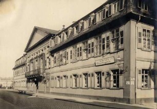 Weinbrenner-Gebäude in Karlsruhe und Umgebung. Schlossplatz 13, Möbelhandlung Edmund Werner